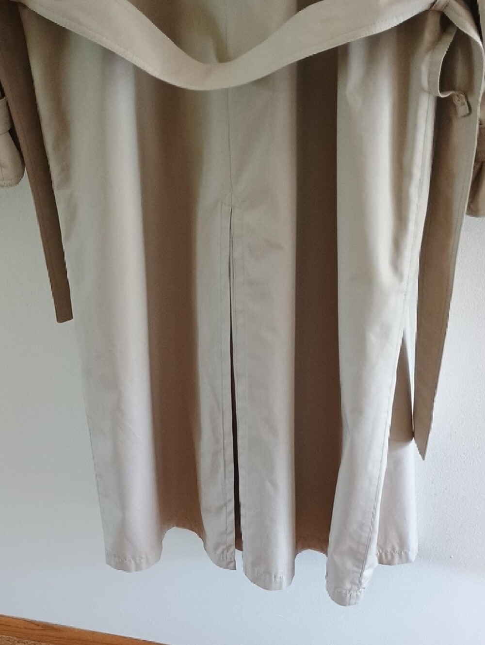 Vintage London Fog Women's Beige Trench Coat - Timeless Double-Breasted Style - Picture 9 of 15